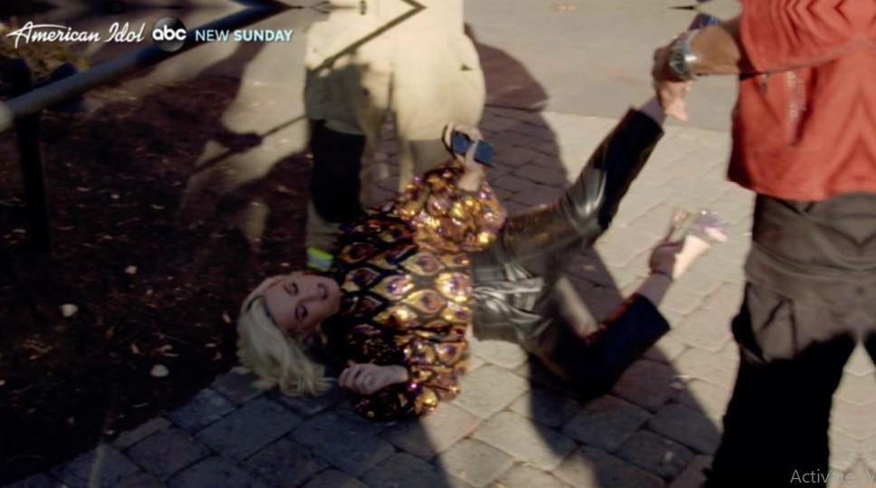 Video. "Simțiți miros de gaz? Nu mă simt prea bine... " Katy Perry a leșinat &icirc;n timpul filmării unei emisiuni TV