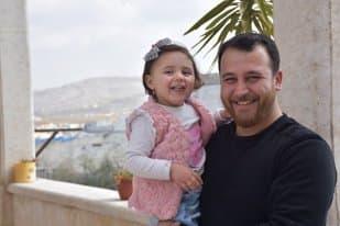 Viața bate filmul. Un tată &icirc;și &icirc;nvață fiica să r&acirc;dă c&acirc;nd aude explozii. &bdquo;O bombă! C&acirc;nd vine, vom r&acirc;de!&rdquo; Video