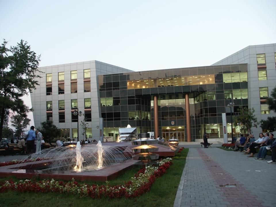 Amenințare cu bombă la clădirea unei Primării de Sector din București. Poliţiştii şi echipa pirotehnică a Brigăzii Antitero a SRI fac verificări