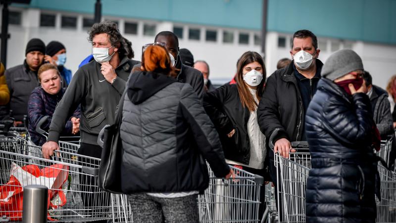 Imagini dramatice! Italienii din nordul ţării au luat cu asalt supermarketurile, iar săpunul dezinfectant şi măştile s-au epuizat