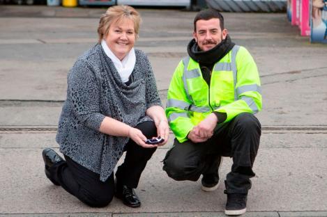 Miracolele există! O femeie și-a găsit inelul &icirc;n canalizare la 15 ani după ce l-a pierdut la benzinărie. "Am fost at&acirc;t de copleșită"