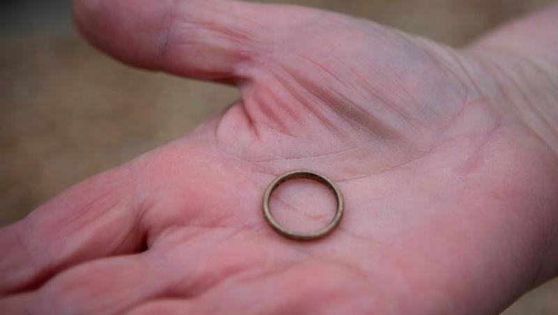Miracolele există! O femeie și-a găsit inelul în canalizare la 15 ani după ce l-a pierdut la benzinărie. 