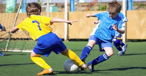 Țările &icirc;n care se interzice copiiilor sub 12 ani să mai  lovească mingea cu capul, la antrenamente