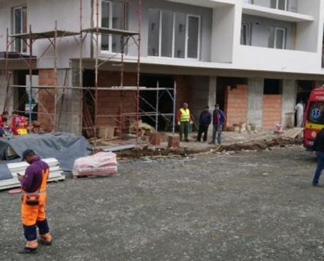 Muncitorii români cad pe capete. Accident mortal la locul de muncă.Un muncitor a căzut în gol, de pe un bloc în construcție