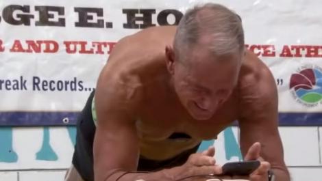 Un bărbat de 62 de ani a stabilit recordul mondial la planking. "Trebuie să mă detașez complet" Video