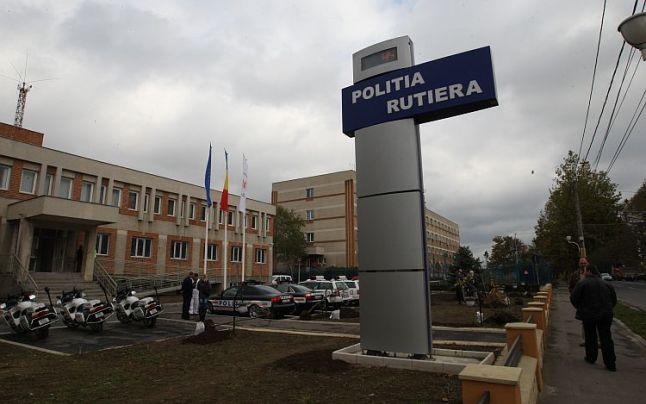 Fără permis și cu mașina incendiată. Un bărbat și-a dat foc la autoturism, &icirc;n semn de protest, chiar &icirc;n fața Poliției