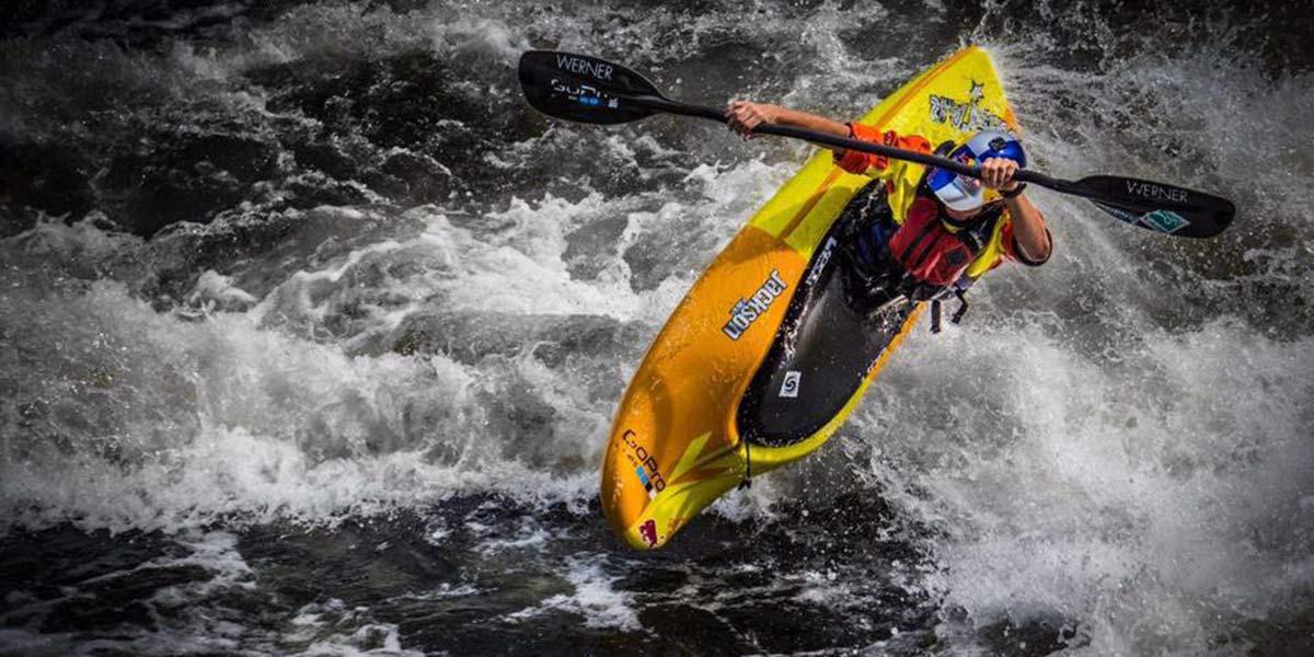 Video. Lecție despre curaj! "Se simte de parcă ai cădea de pe fața păm&acirc;ntului!" Un canotor reușit să scape cu viață după ce s-a aruncat cu caiacul &icirc;ntr-o cascadă de 40 de metri