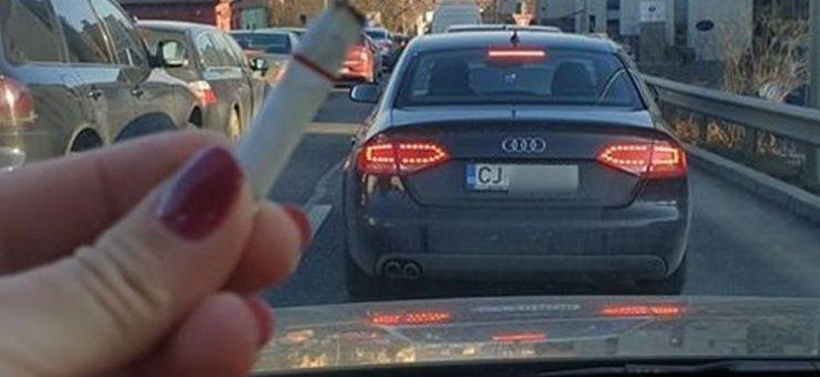 Gestul unei femei  a st&acirc;rnit reacții! A luat de pe jos chiștocul aruncat de un bărbat și i l-a dat &icirc;napoi