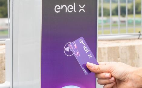 Enel X anunţă că intră în parteneriat cu Comisia Europeană şi BEI într-un proiect ce prevede construirea a peste 3.000 de staţii de încărcare a maşinilor electrice