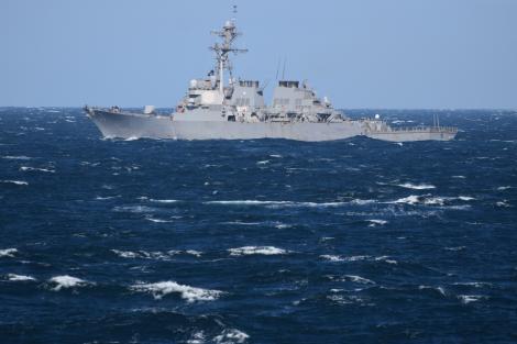 Militarii de pe fregata “Mărăşeşti” au făcut un antrenament cu cei de pe un distrugător american, în Marea Neagră