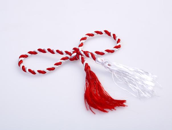 De ce este mărțișorul alb și roșu? Ce simbolizează aceste culori &icirc;n cultura populară