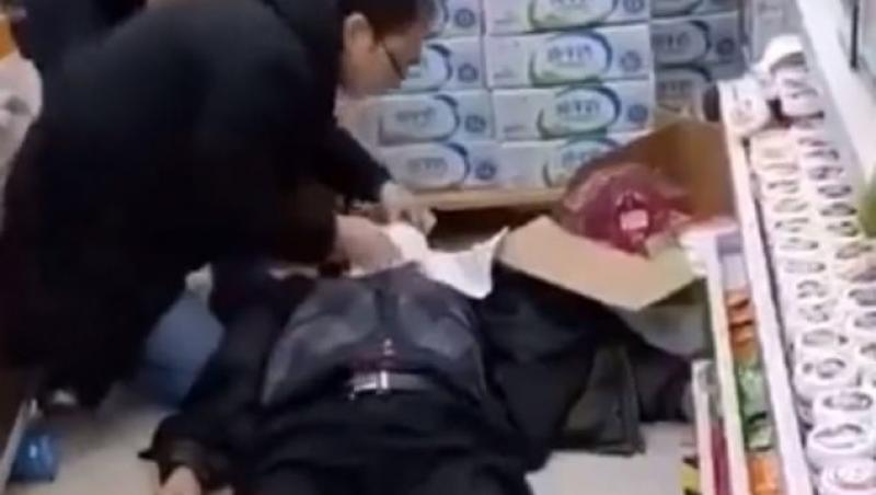 Medicul Luo Xianke, încercând să îl salveze pe bătrânul care a făcut infarct.