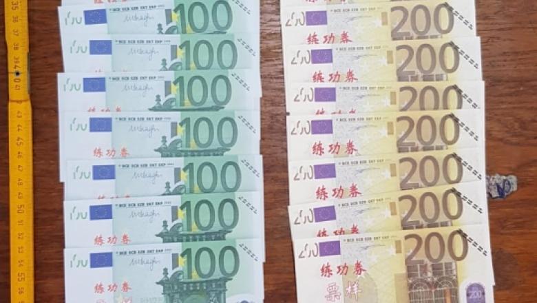 Un manelist aflat &icirc;n turneu &icirc;n Austria a fost arestat &icirc;n lipsă după ce a fost prins cu euro falşi