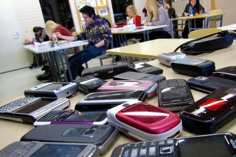 Decizie radicală! Elevii din Moldova nu vor mai avea voie cu telefonul mobil la ore de la 1 septembrie 2020. Cum este aplicată legea în România