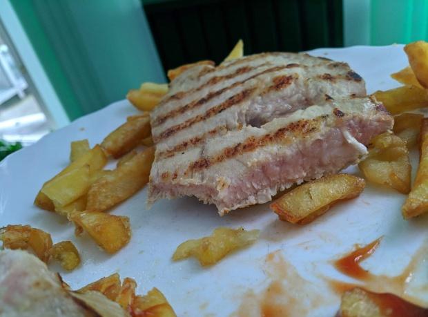 Carne expirată de o lună, mezeluri vechi de doi ani și dulciuri cu termen depășit &icirc;n chioșcurile și cantinele unor școli