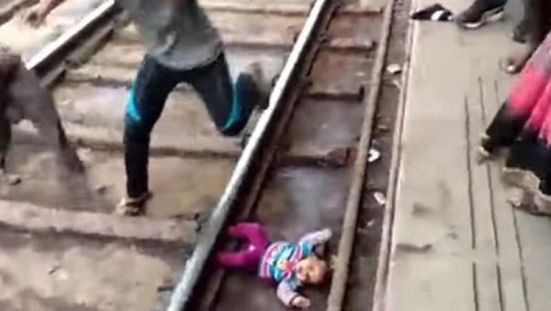 O copilă de un an a supraviețuit în mod miraculos, după ce a căzut între garniturile unei șine, iar trenul a trecut peste ea