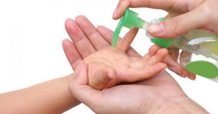 Ce se &icirc;nt&acirc;mplă dacă folosești spray dezinfectant pe bază de alcool &icirc;n exces. Semnalul de alarmă tras de un expert: &rdquo;Poate spori riscul de infectare!&rdquo;