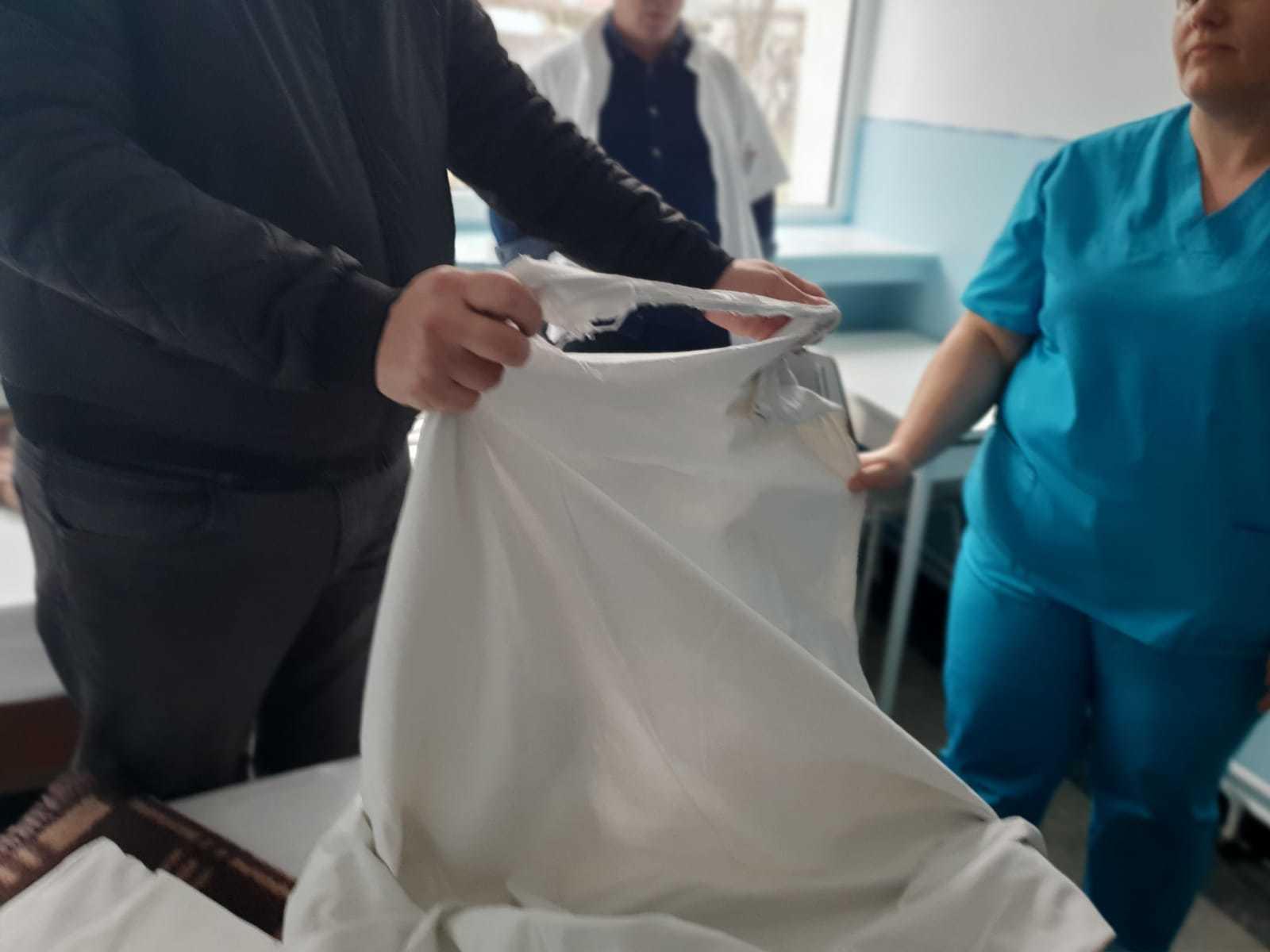 ANPC face controale &icirc;n spitalele din &icirc;ntreaga ţară/ La Spitalul Municipal Dorohoi, comisarii au găsit mobilier deteriorat, lenjerii de pat rupte şi pătate, dar şi băi pline de mucegai/ Blocul alimentar ar fi trebuit &icirc;nchis - FOTO/ VIDEO