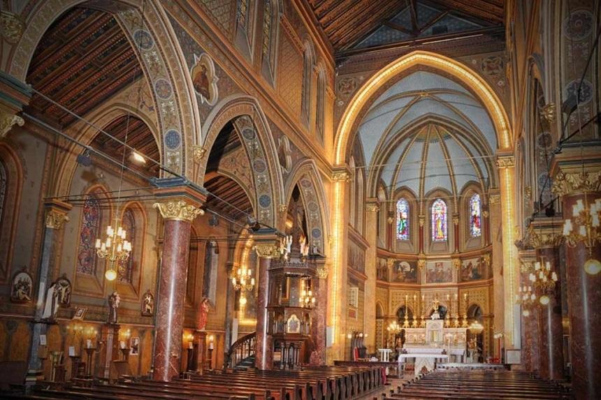 Arhiepiscopia Romano-Catolică de Bucureşti, măsuri de prevenţie &icirc;n cazul Covid-19: Renunţarea la gestul &icirc;nsemnării cu apă binecuv&acirc;ntată. V&acirc;rstnicii, &icirc;ndemnaţi să urmărească online ceremoniile