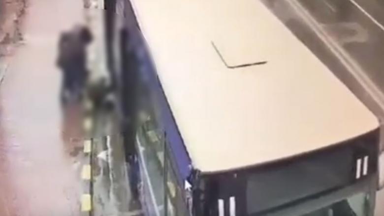 O bătr&acirc;nă, călcată de autobuzul din care tocmai cobor&acirc;se, &icirc;n Suceava! Atenție, imagini tulburătoare! Video