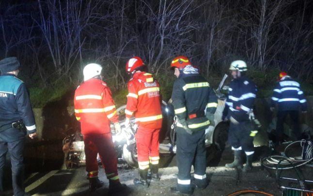 Accident cumplit &icirc;n Olt. Patru tineri au murit pe loc, după ce șoferul a pierdut controlul volanului și a intrat &icirc;ntr-un TIR