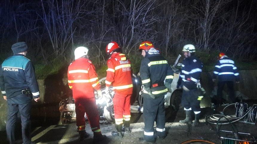 Olt: Patru tineri au murit pe DN 65 după ce maşina &icirc;n care se aflau s-a ciocnit cu un tir