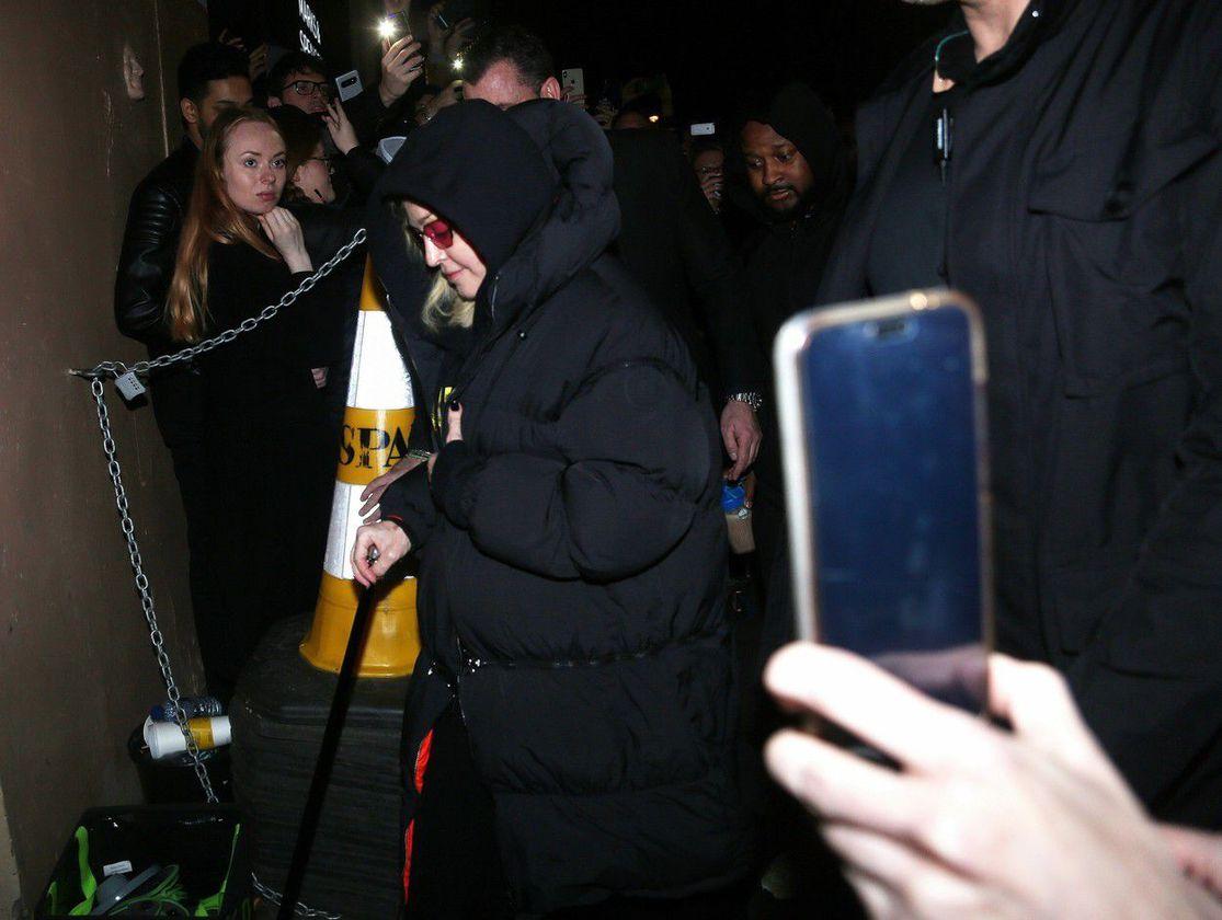 Madonna a ajuns &icirc;n baston. Ce s-a &icirc;nt&acirc;mplat cu vedeta!