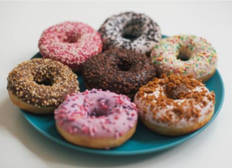Rețetă de mărțișor: Donuts - Gogoși americane glazurate, perfecte pentru a fi oferite drept mărțișoare dulci.