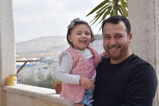 Video.Fetiţa care a &icirc;nvăţat să r&acirc;dă la auzul bombardamentelor a fugit, cu familia, din Siria &icirc;n Turcia și se află &icirc;n siguranță