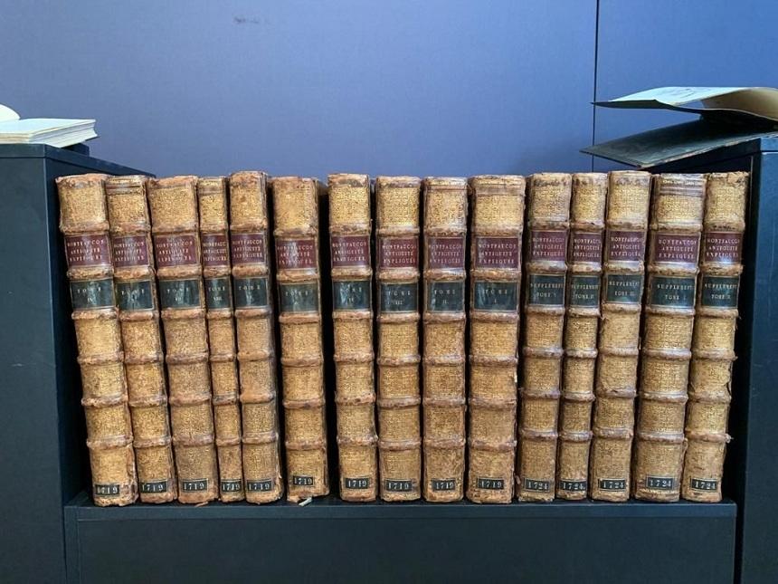 Cărţi vechi cu semnătura olografă a lui Arghezi, Nichita Stănescu, Eliade sau Labiş, clasate &icirc;n patrimoniul naţional, &icirc;n licitaţie - FOTO