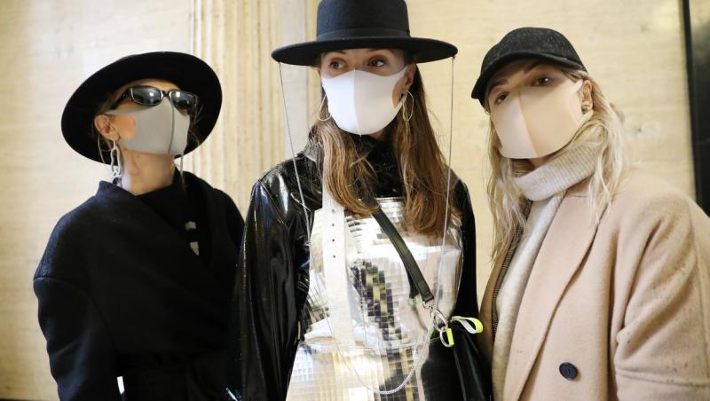 Industria modei începe să profite de epidemia de coronavirus și de naivitatea oamenilor: A scos măști medicale ca accesoriu de fashion
