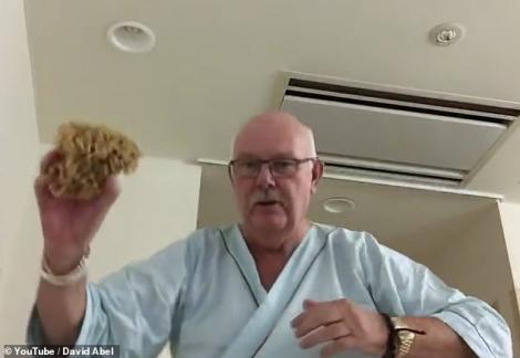 Un bunic bolnav de coronavirus face senzație pe internet! Cum s-a filmat, în spital! Soția lui l-a certat! Video
