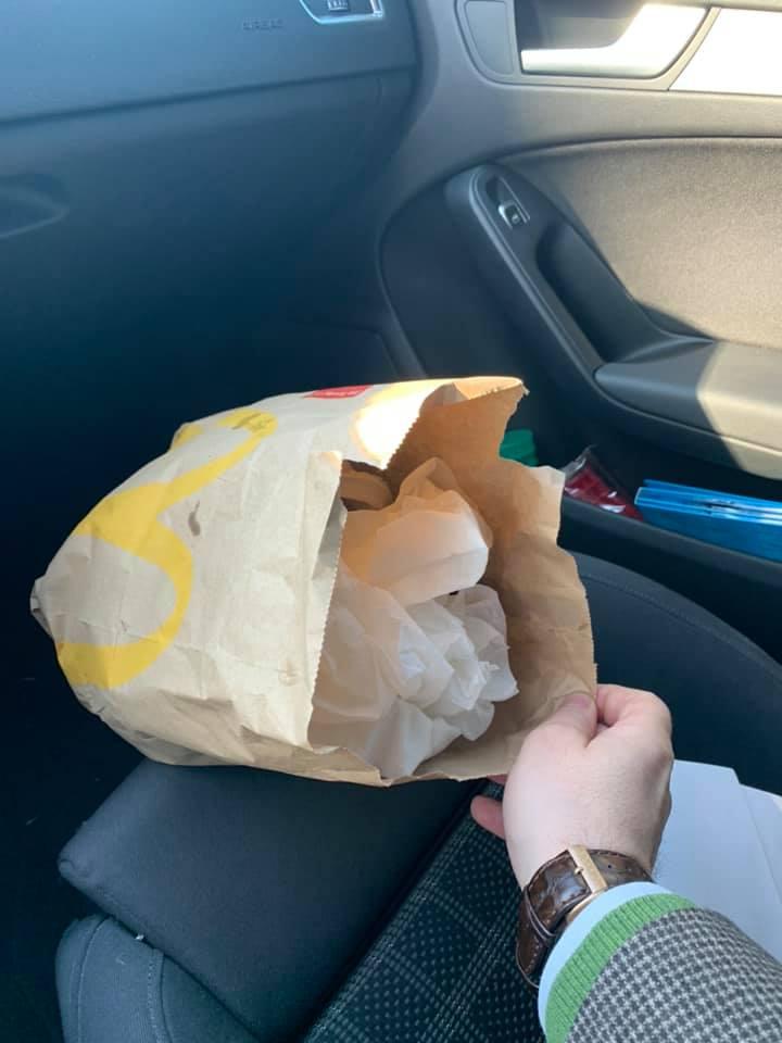 Administratorul&nbsp;R&acirc;șnovului a făcut pachet gunoiul aruncat de un șofer de TIR și l-a trimis firmei de transport. &bdquo;Am decis să le fac un cadou"