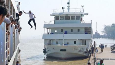Momentul dramatic în care căpitanul unui feribot sare în apă de la 12 metri înălțime pentru a salva o femeie aflată în pericol de înec
