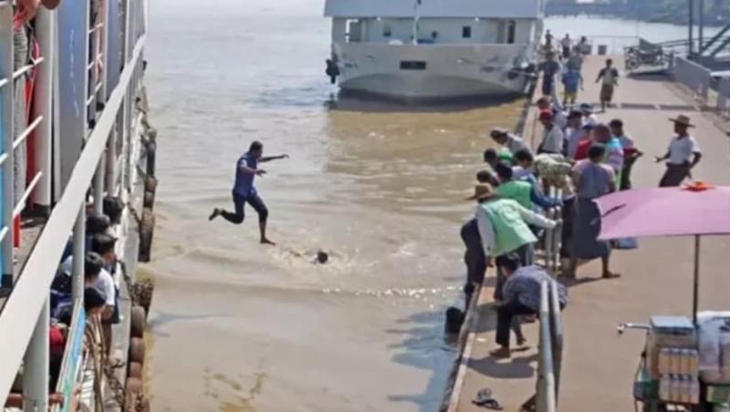 Momentul dramatic în care căpitanul unui feribot sare în apă de la 12 metri înălțime pentru a salva o femeie aflată în pericol de înec
