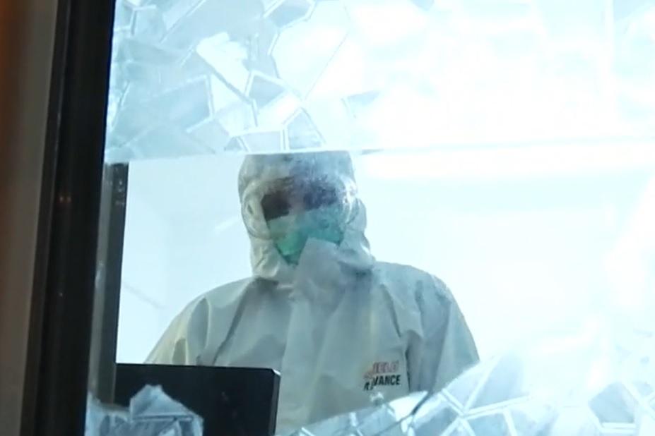 Imagini scandaloase! Suspect de coronavirus, filmat c&acirc;nd se plimbă prin spital, fără jenă! &bdquo;Nu mai puteam de rău&rdquo;