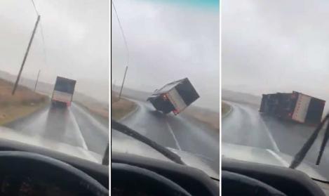 Imagini horror! Camion răsturnat de rafale puternice de vânt în timpul unei furtuni! Un șofer a filmat totul | VIDEO