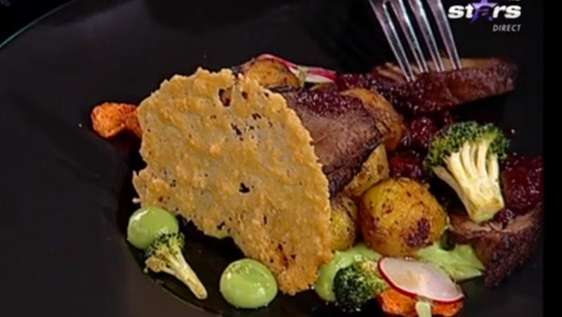 Mușchi de vită cu sos de vișine și garnitură de cartofi noi cu piure de broccoli