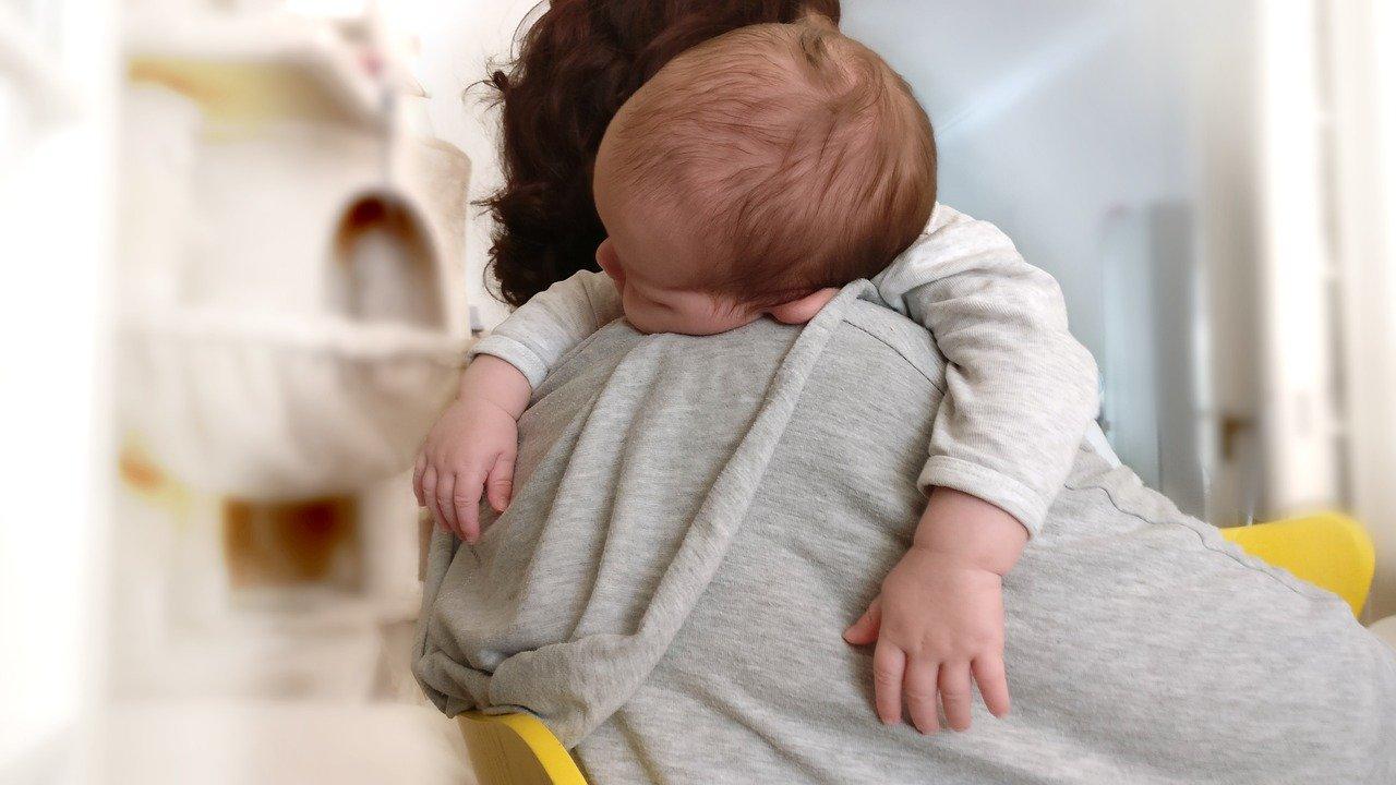 Cazurile de gripă la copii cresc alarmant! Recomandări ale medicilor pentru părinții care au acasă sugari