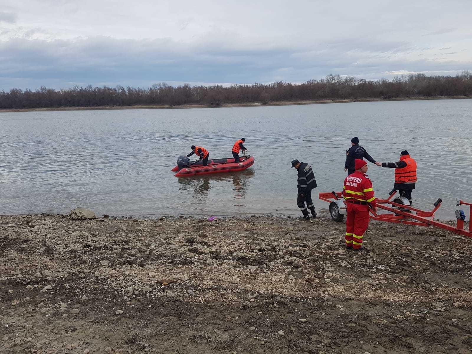 Ialomiţa: O barcă &icirc;n care se aflau patru bărbaţi s-a răsturnat, pe braţul Borcea; doar doi dintre ei au reuşit să ajungă la mal, ceilalţi fiind căutaţi