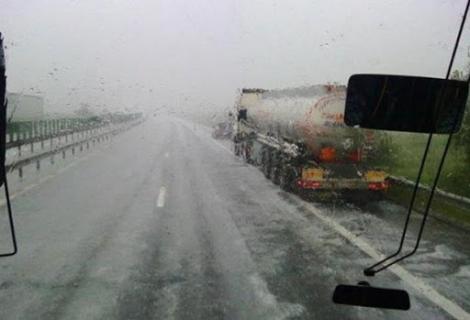 Ploaie torențială pe Autostrada Soarelui. Șoferii, avertizați să circule cu atenție: ”Pericolul este foarte mare!”