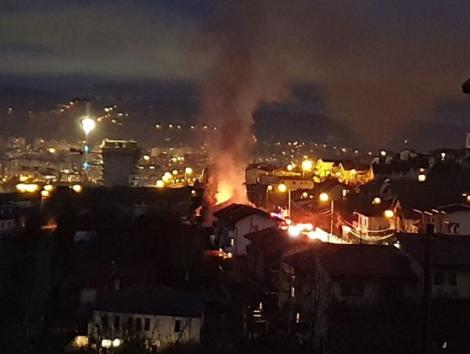 Un incendiu puternic a izbucnit în Cluj-Napoca. O casă și mai multe mașini au luat foc