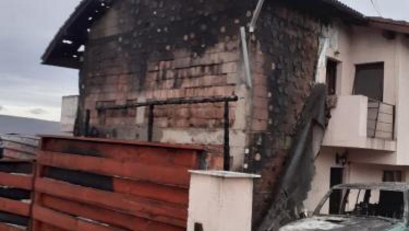 Un incendiu puternic a izbucnit în Cluj-Napoca. O casă și mai multe mașini au luat foc