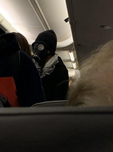 Panică la bordul unui avion care decola din Texas, din cauza unui bărbat cu mască de gaze