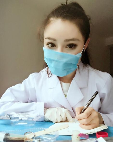 O doctoriță sexi din China tratează epidemia prin metode inedite