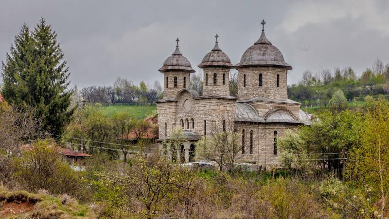 Alun, satul din România cu un drum de marmură și o biserică unică în țară