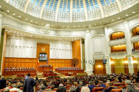 Moţiunea de cenzură "Guvernul Orban/PNL - privatizarea democraţiei româneşti", iniţiată de PSD şi susţinută de UDMR, este dezbătută în Parlament