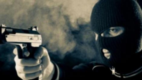 Un adolescent cu cagulă pe față și pistol în mână, prins în apropierea unei bănci în Arad. Surpriza polițiștilor