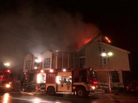 Un incendiu violent a izbucnit la Primăria Ștei, Județul Bihor
