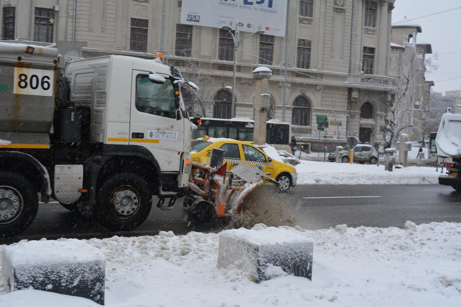 Primăria Capitalei: Sunt pregătite să intervină p&acirc;nă la 741 de utilaje şi 415 operatori. Stocurile de material şi soluţii antiderapante se ridică la 21.260 de tone